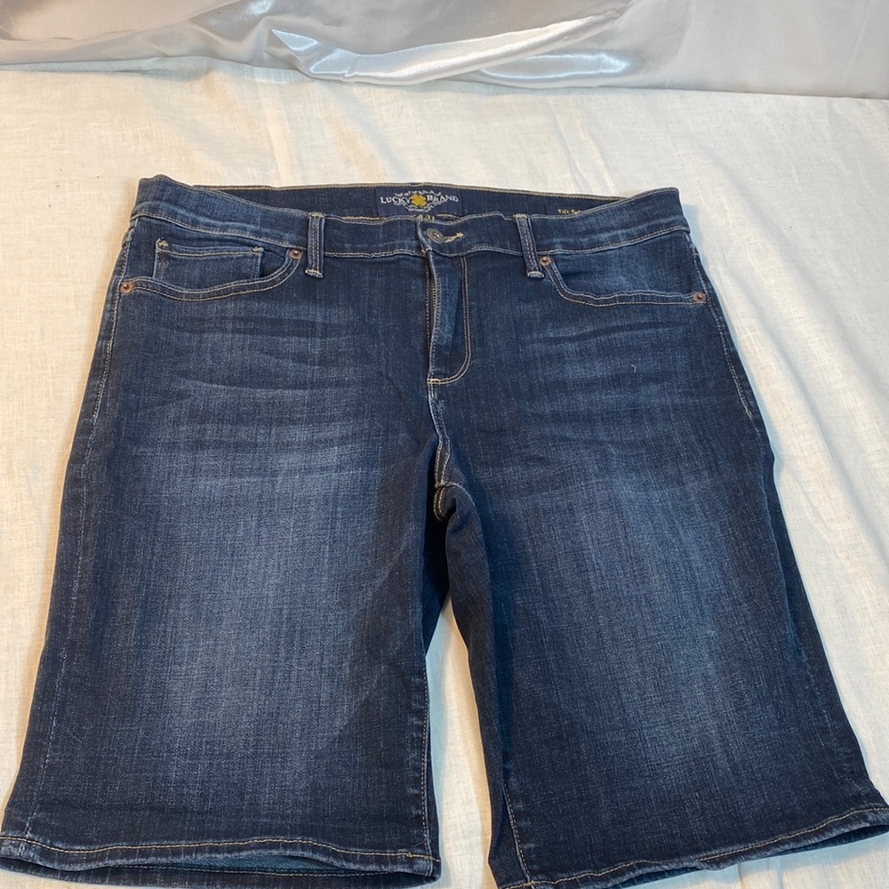 LUCKY BRAND men’s denim blue Bermuda shorts size 31 used